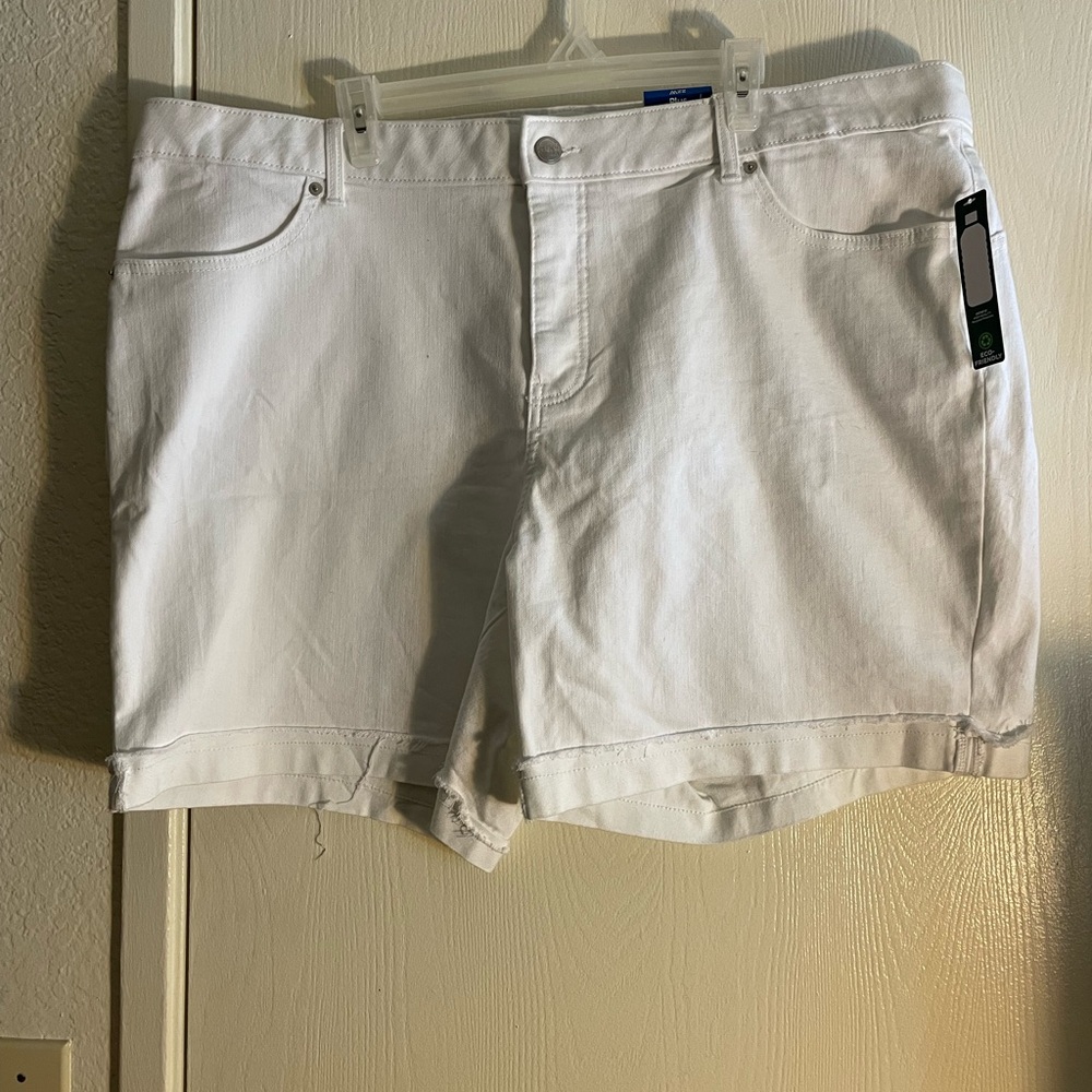 White shorts. Size 22
